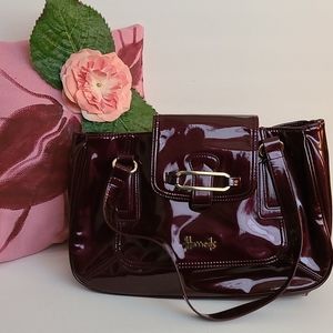 Marroon faux patten leather shoulder bag.